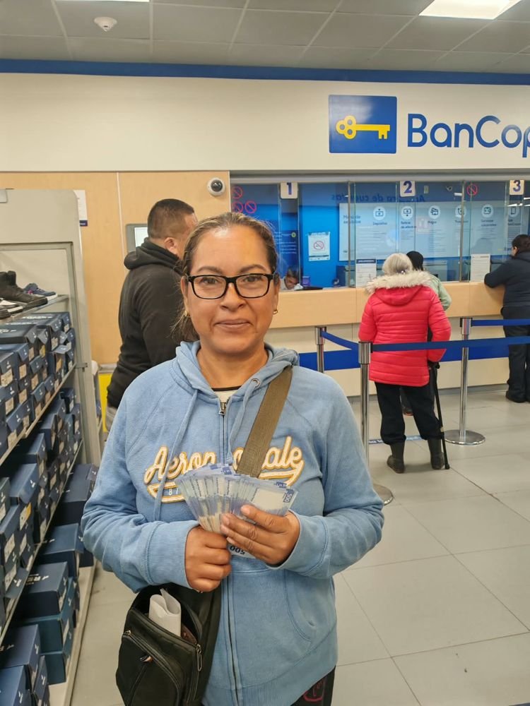 Clienta con su dinero en el banco