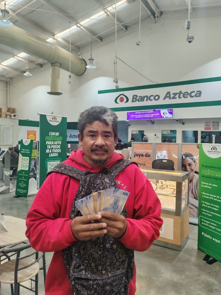 Cliente con su dinero en el banco