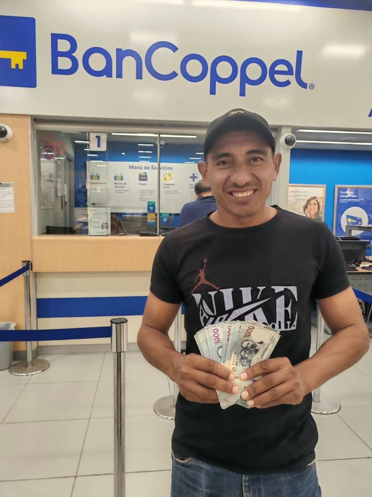 Cliente sonriendo con su dinero